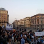 Il corteo della manifestazione transita in Piazza Municipio