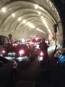 19 dicembre 2013, ore 17.45, la Galleria della Vittoria paralizzata in entrambe le direzioni e completamente satura di smog, letale per la salute