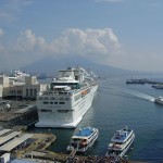 Navi da crociera nel porto di Napoli