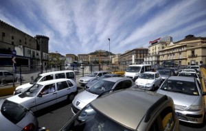 Ingorgo di traffico a Piazza Municipio